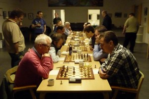 Frederikssund 2-Solrød 1 d. 10. december 2015: Roar Skov prøver at gendrive Skandinavisk på lidt utraditionel vis med Df3, mens uglerne sværmer om bordet.
